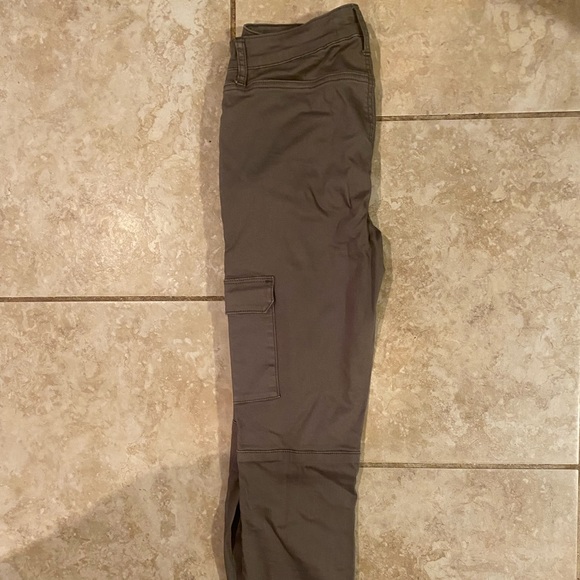 Ashley Mason army green cargo pants. Size 7/28, fits like a small or a 2 - Picture 3 of 3